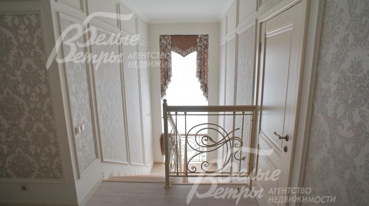 Вид на лестницу из холла второго этажа