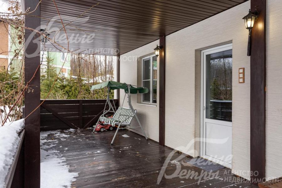 Из дома есть выход на крытую террасу и участок.