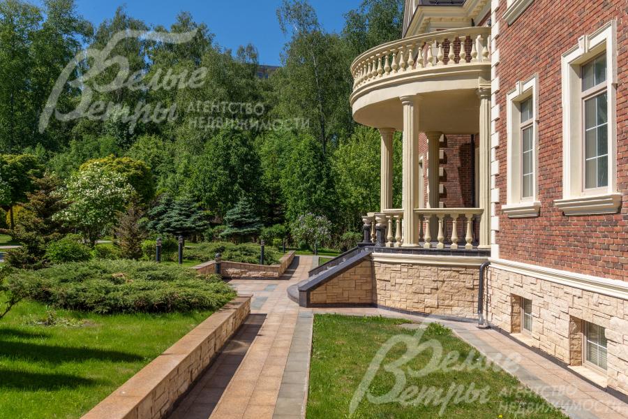 Дом облицован фасадным кирпичом ручной формовки