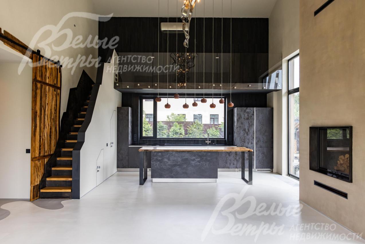 В гостиной лестница на антресоль/библиотеку – место для диджея.