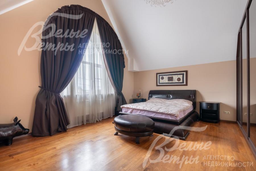 На мансардном этаже - 2 спальни, в них установлены мебельные гарнитуры SMANIA из массива дерева