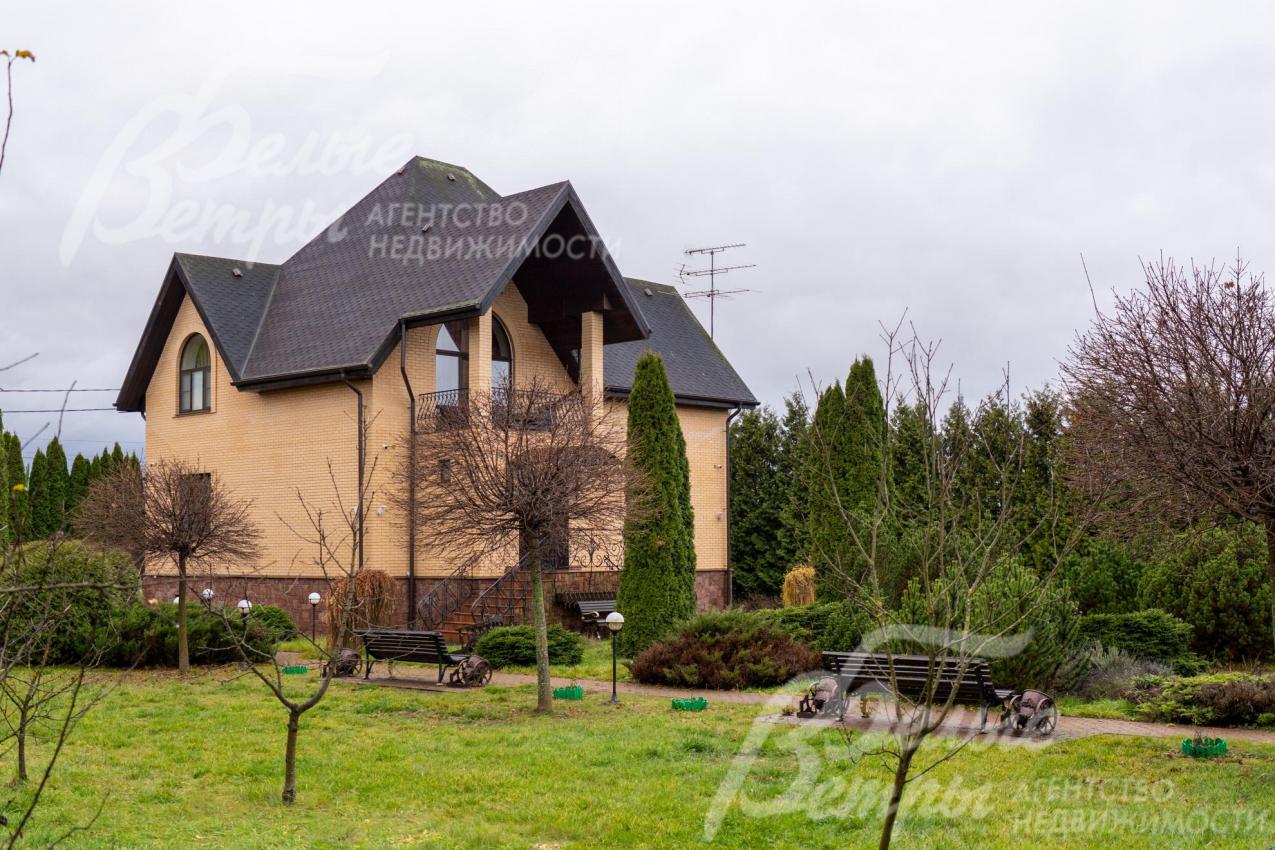 Дом стоит на просторном ухоженном участке с выполненным ландшафтным дизайном