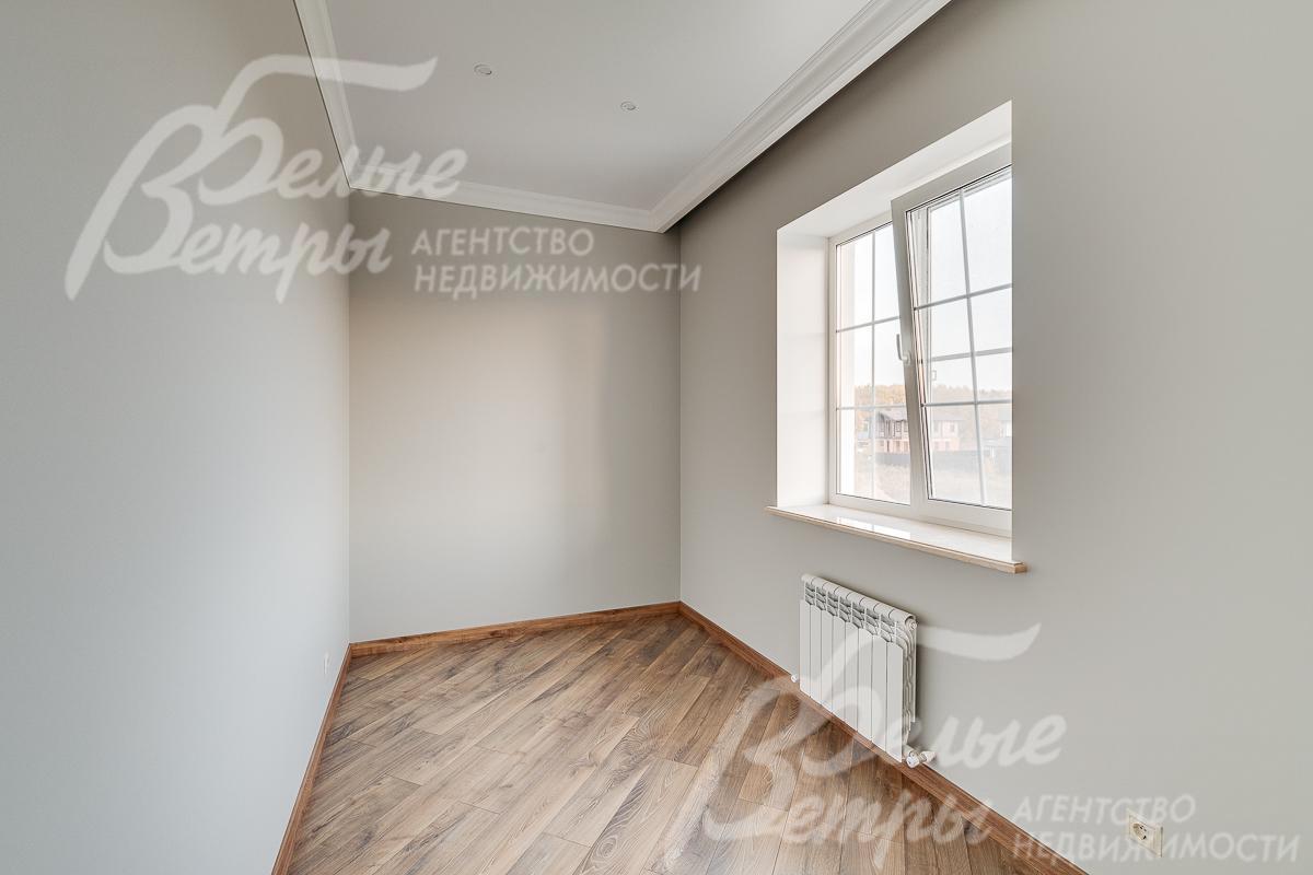 Установлены мраморные светлые подоконники