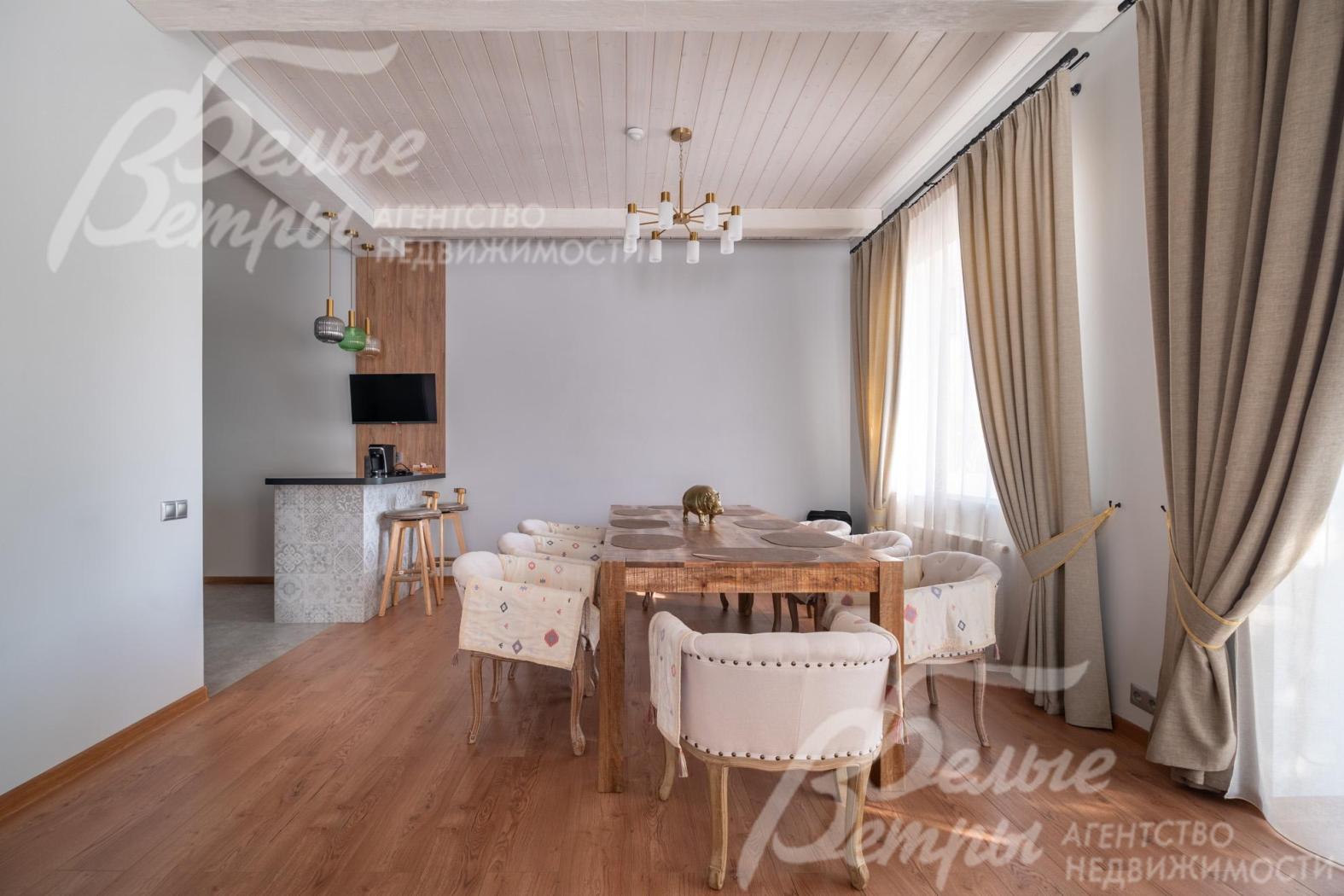 На первом этаже основного дома - тёплые водяные полы и потолки из дерева