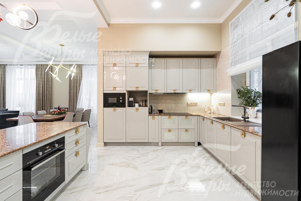 Установлен кухонный гарнитур с островом и со встроенной техникой