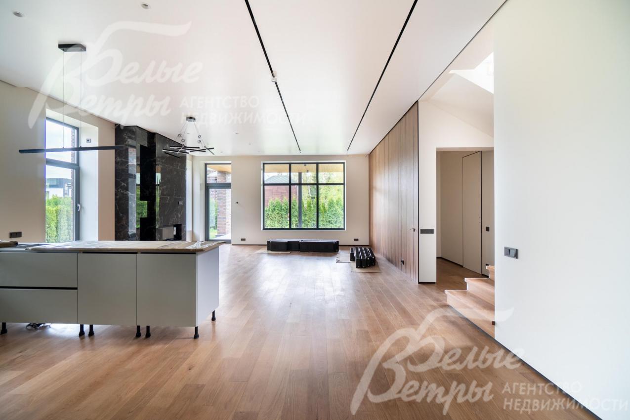 Объединенное пространство кухни, столовой и гостиной создает функциональную зону для комфортного отдыха