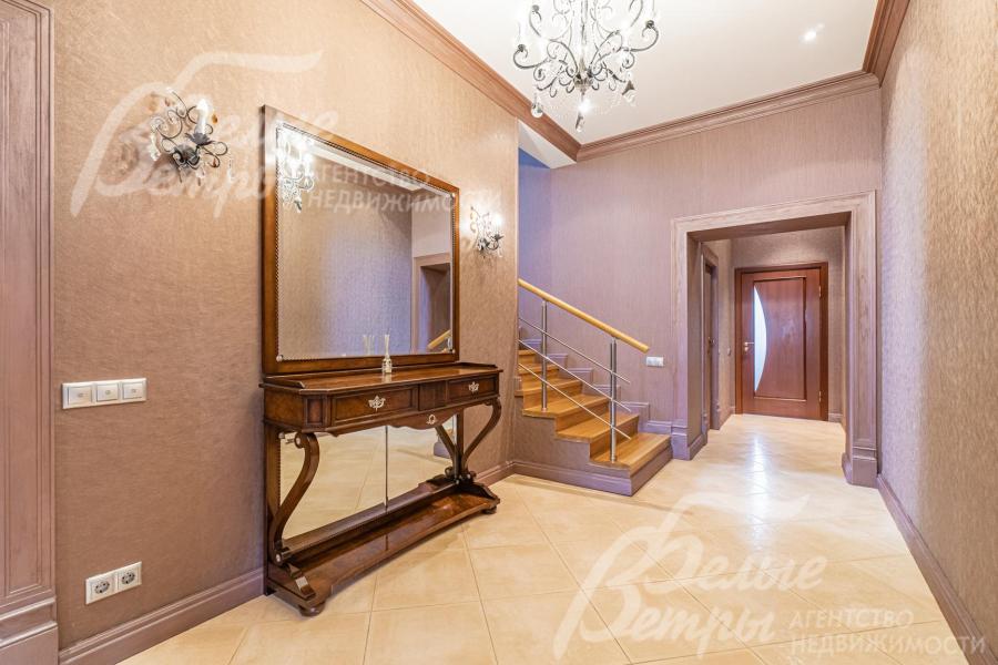 Холл первого этажа