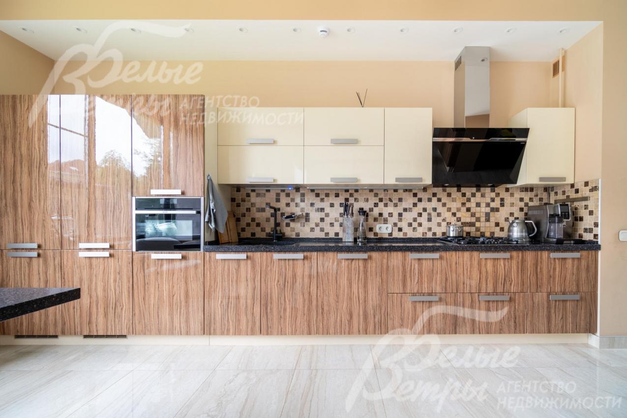 На кухне установлен немецкий встроенный гарнитур, вся мебель и необходимая встроенная техника марки Neff