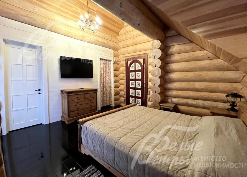 В доме - 3 мастер-спальни на 2-м этаже с собственными санузлами и гардеробными