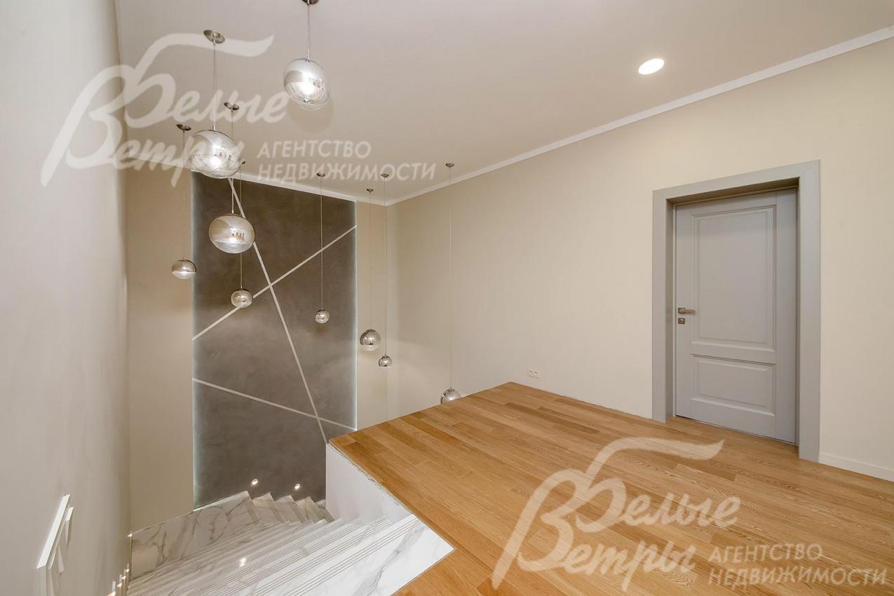 Холл-библиотека на втором этаже