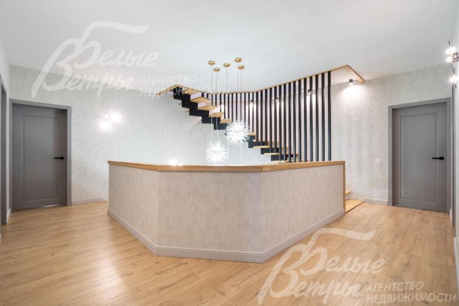 Холл второго этажа. В доме установлены межкомнатные двери из массива дерева X-door