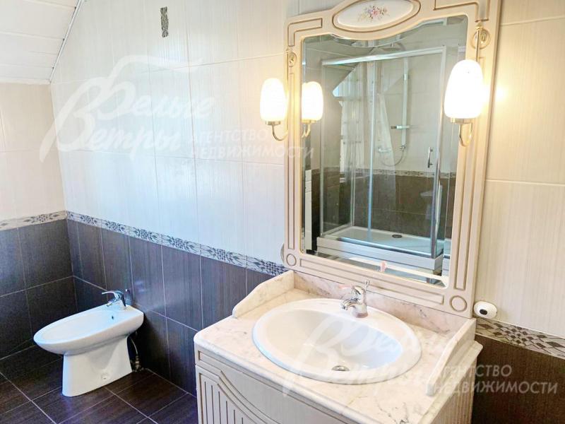 На стенах в санузлах плитка до потолка