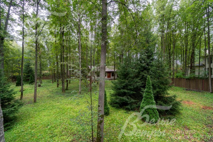 Участок расположен в приватной живописной локации в центре коттеджного посёлка