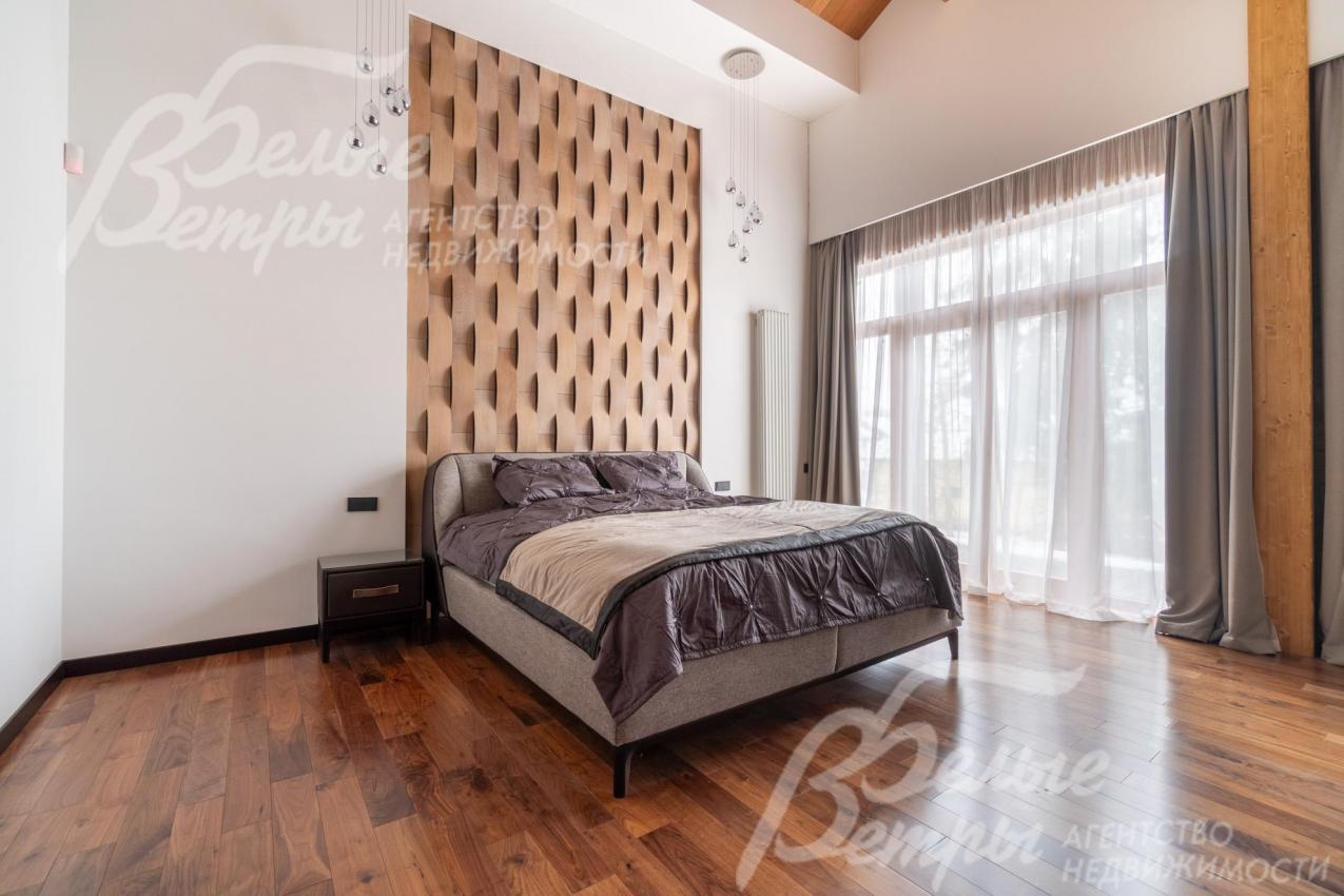 Мастер-спальня на втором этаже дома с большим окном "в пол" и выходом на балкон 18 кв.м