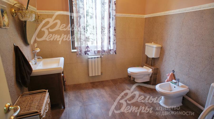 Большой санузел первого этажа. Сантехника бренда "Villeroy Boch". Гипсовый декор. Потолок из лиственницы.