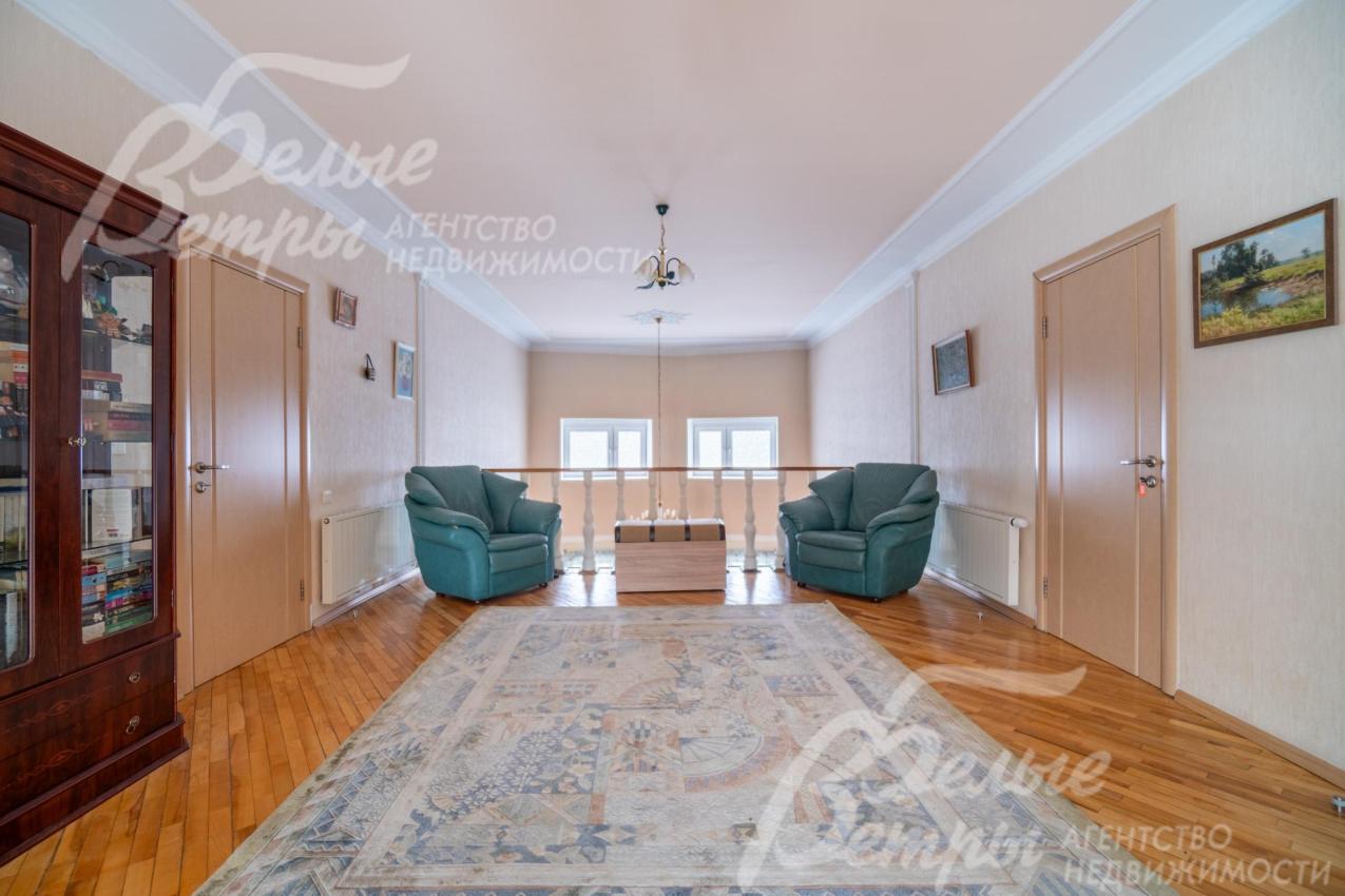 В холле обустроена зона отдыха с креслами, предназначенная для бесед или чтения