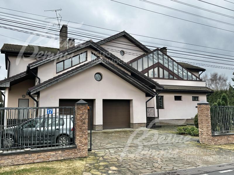 Дом на Киевском шоссе в поселке Две Поляны