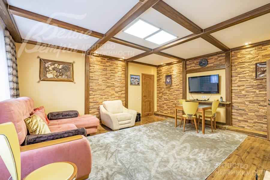 Комната отдыха с камином при бане 