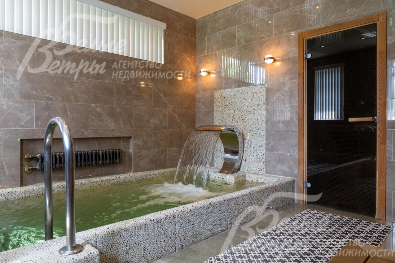 Купель с водопадом и гидромассажем