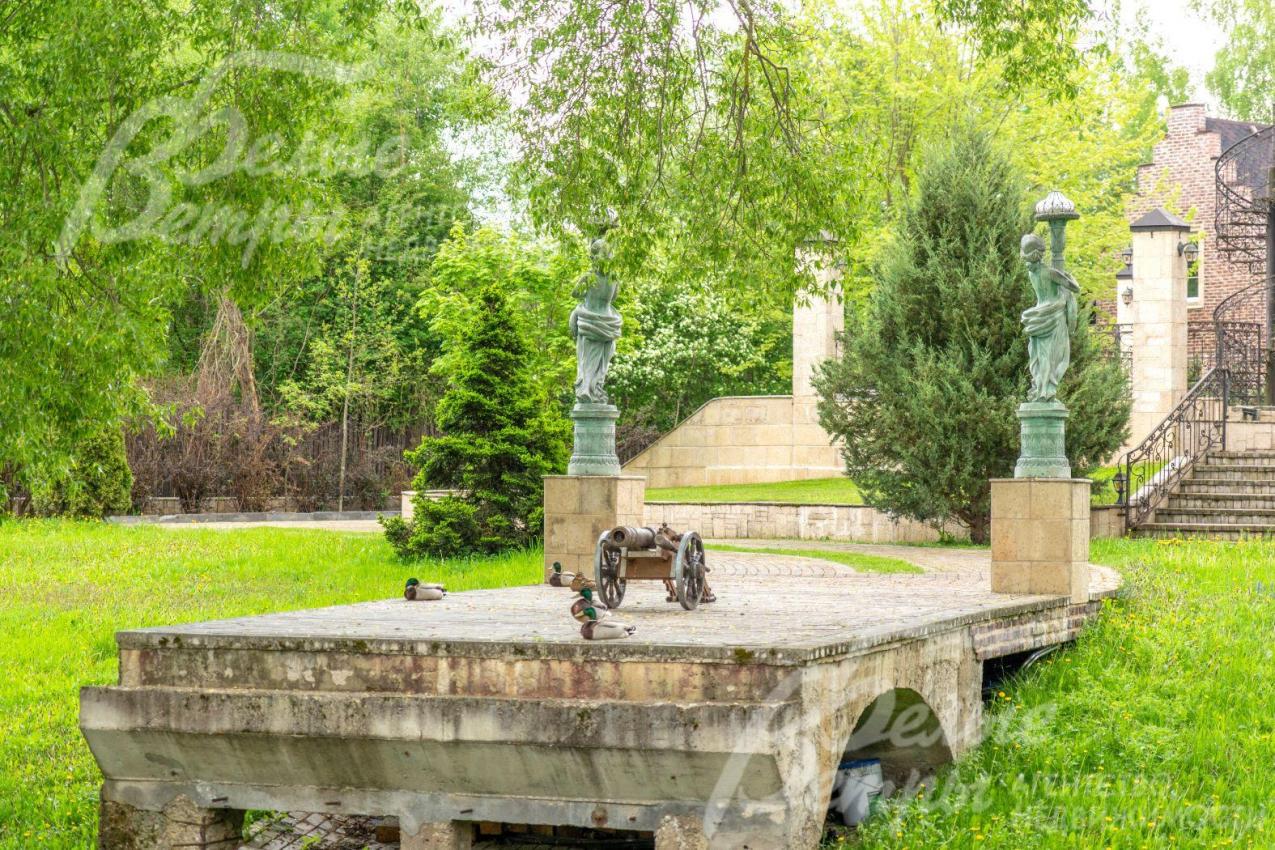 Виды в поселке Усадьба Бергов