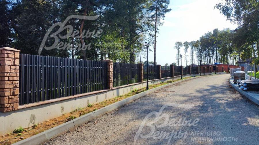 Широкие асфальтовые дороги с троттуарами в поселке Бородино Вилладж.
