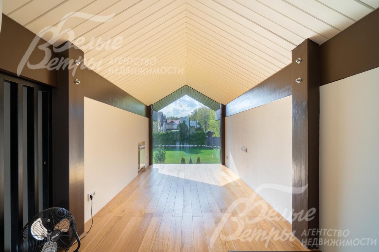 Мансарда - светлая с большими нестандартными окнами и с шикарным видом в обе стороны