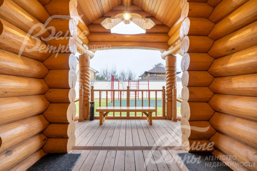 Все строения - из бревна вологодской сосны ручной рубки и шлифовки