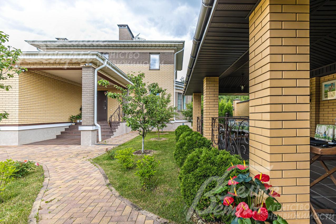 Крытая беседка рядом с домом.