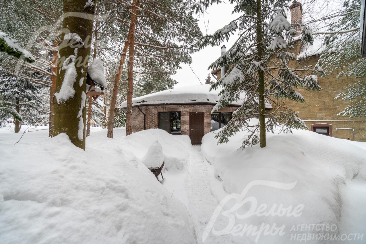На участке обустроены прогулочные дорожки, мощенные диким камнем