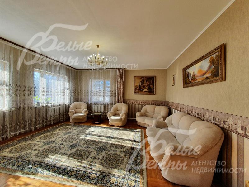 Просторная солнечная гостиная