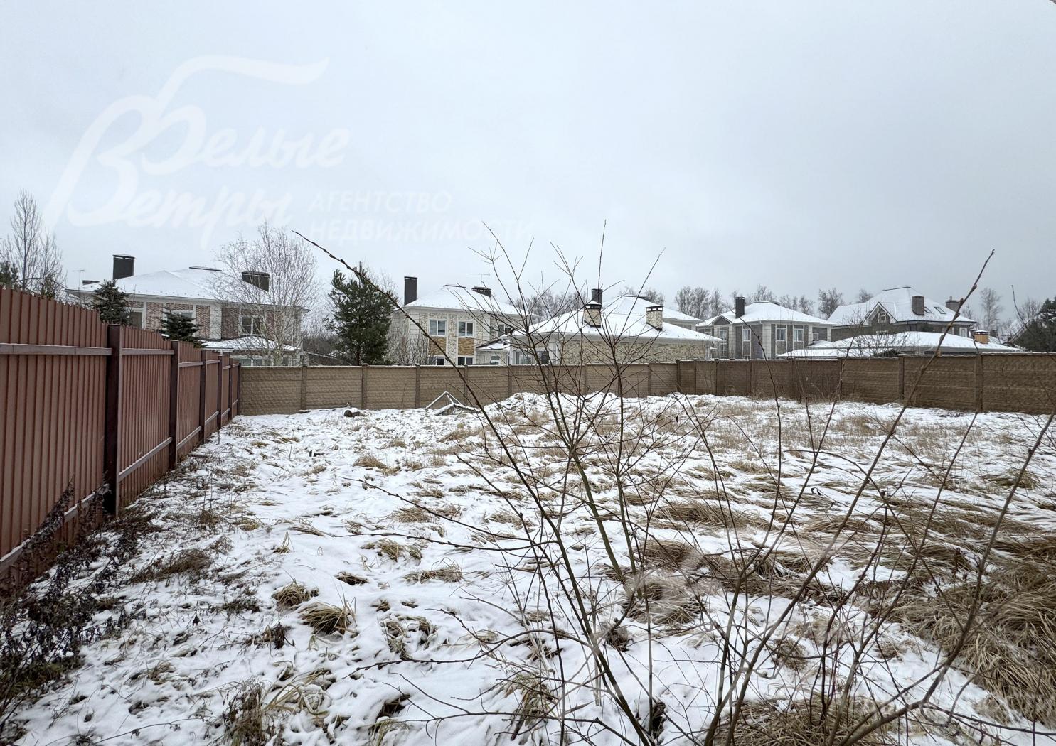 Участок - трапециевидный. Форма позволяет грамотно зонировать пространство и разместить сопутствующие построки