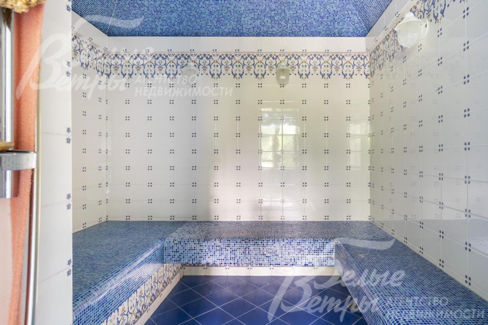 Хамам с мозаичным оформлением в спа-зоне дома