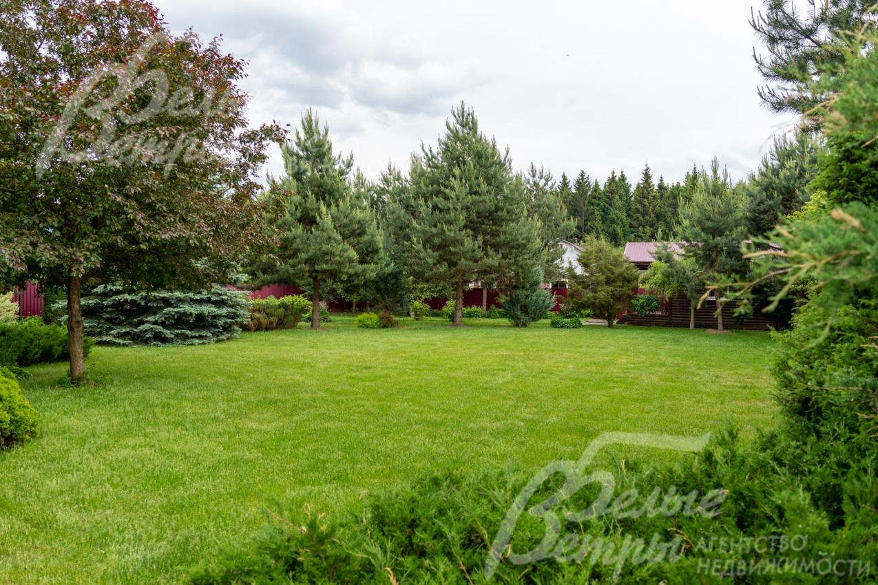 Природную красоту участка подчёркивают взрослые сосны, ели, высокие туи, декоративные деревья и пышные кустарники
