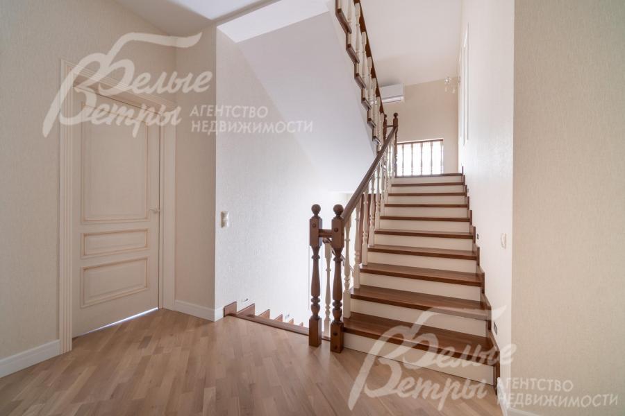 На второй этаж ведёт лестница на железобетонном каркасе с ограждением и ступенями из натурального дуба