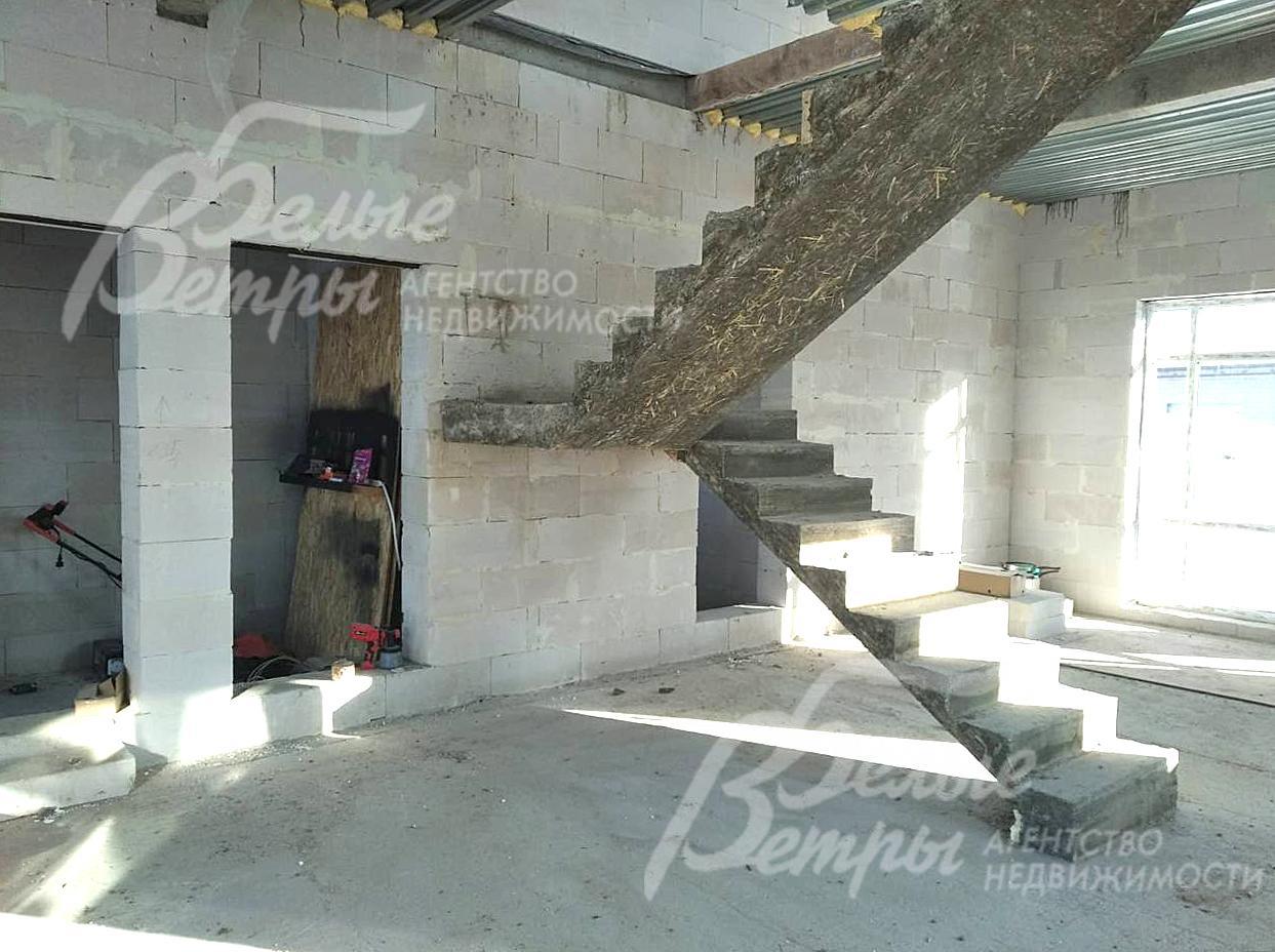 В доме - высокие потолки: на 1-м этаже – 3.55 м в черновом варианте