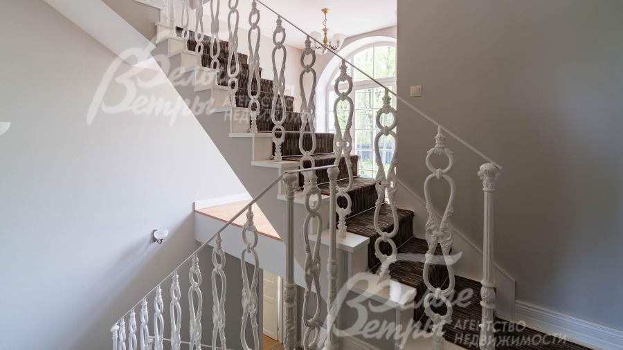 Лестница ж/б, ступени - деревянные, перила - литье из чугуна