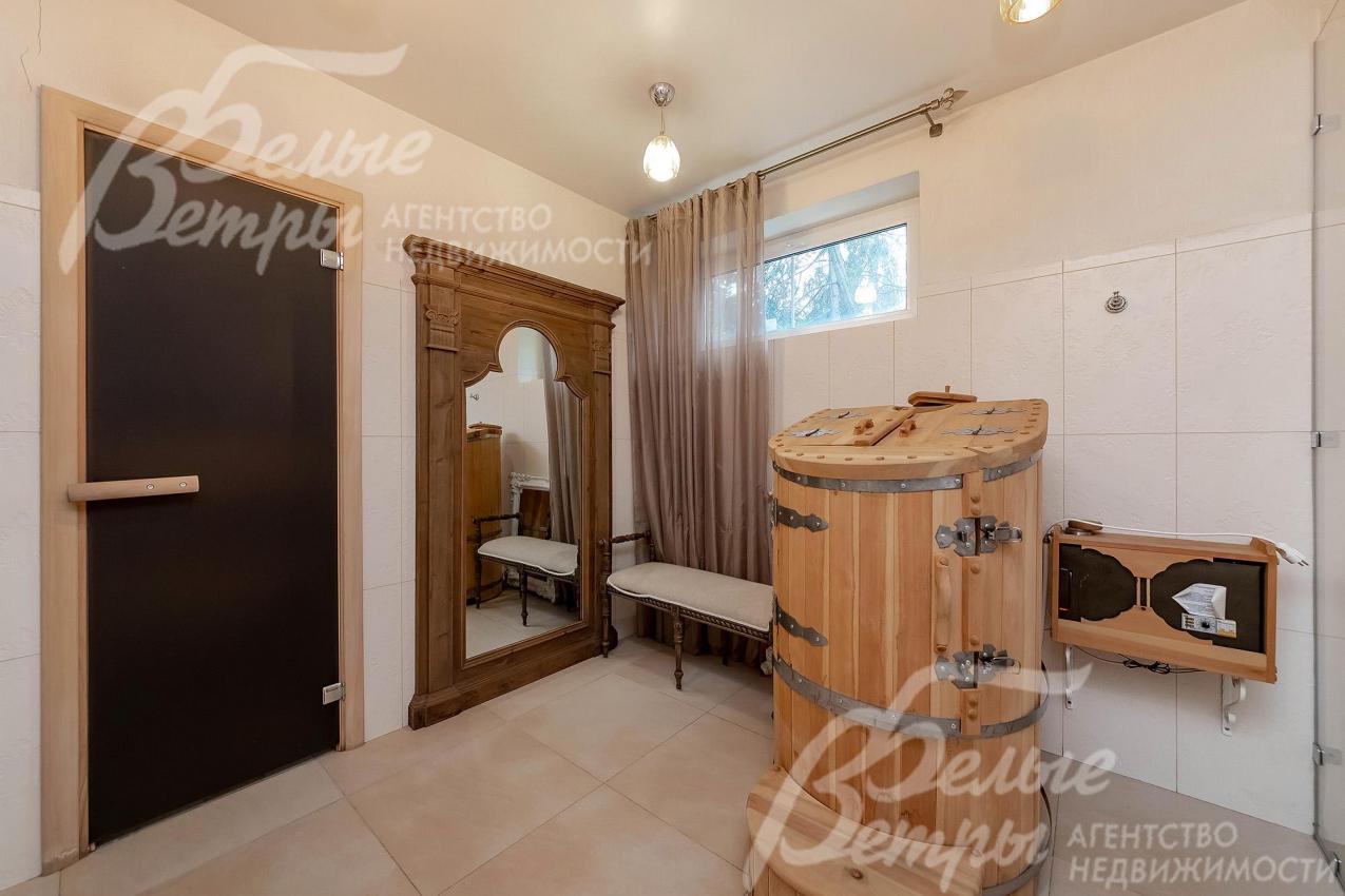 Кедровая бочка в зоне сауны