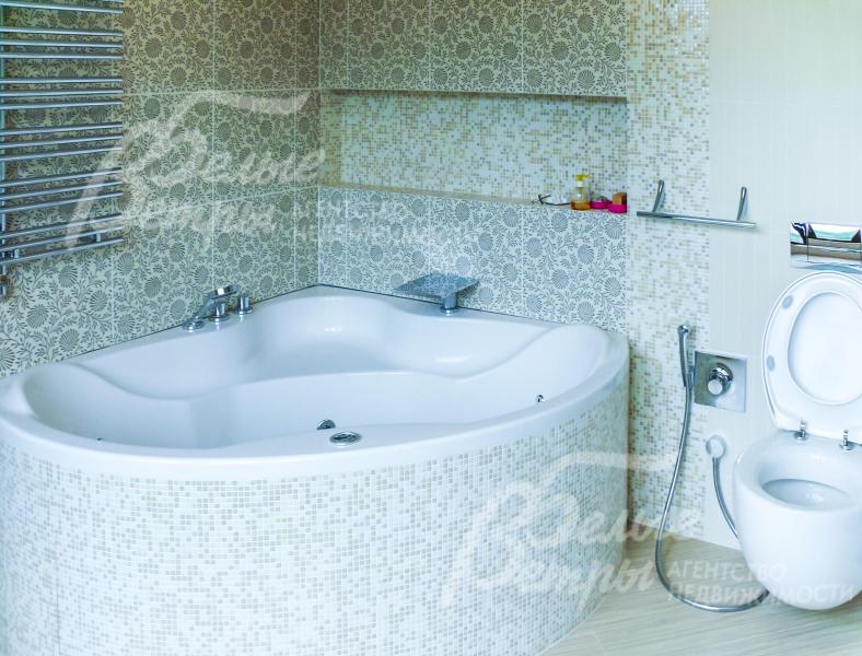 Так же в санузле при главной спальне есть ванна с гидромассажем.