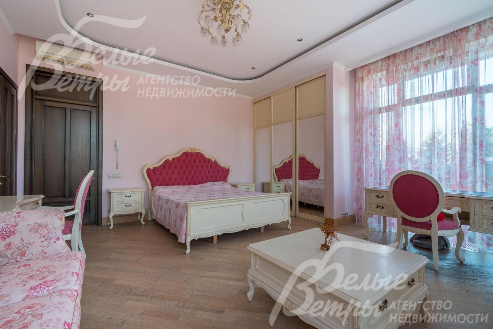 Вторая спальня на втором этаже с большим окном