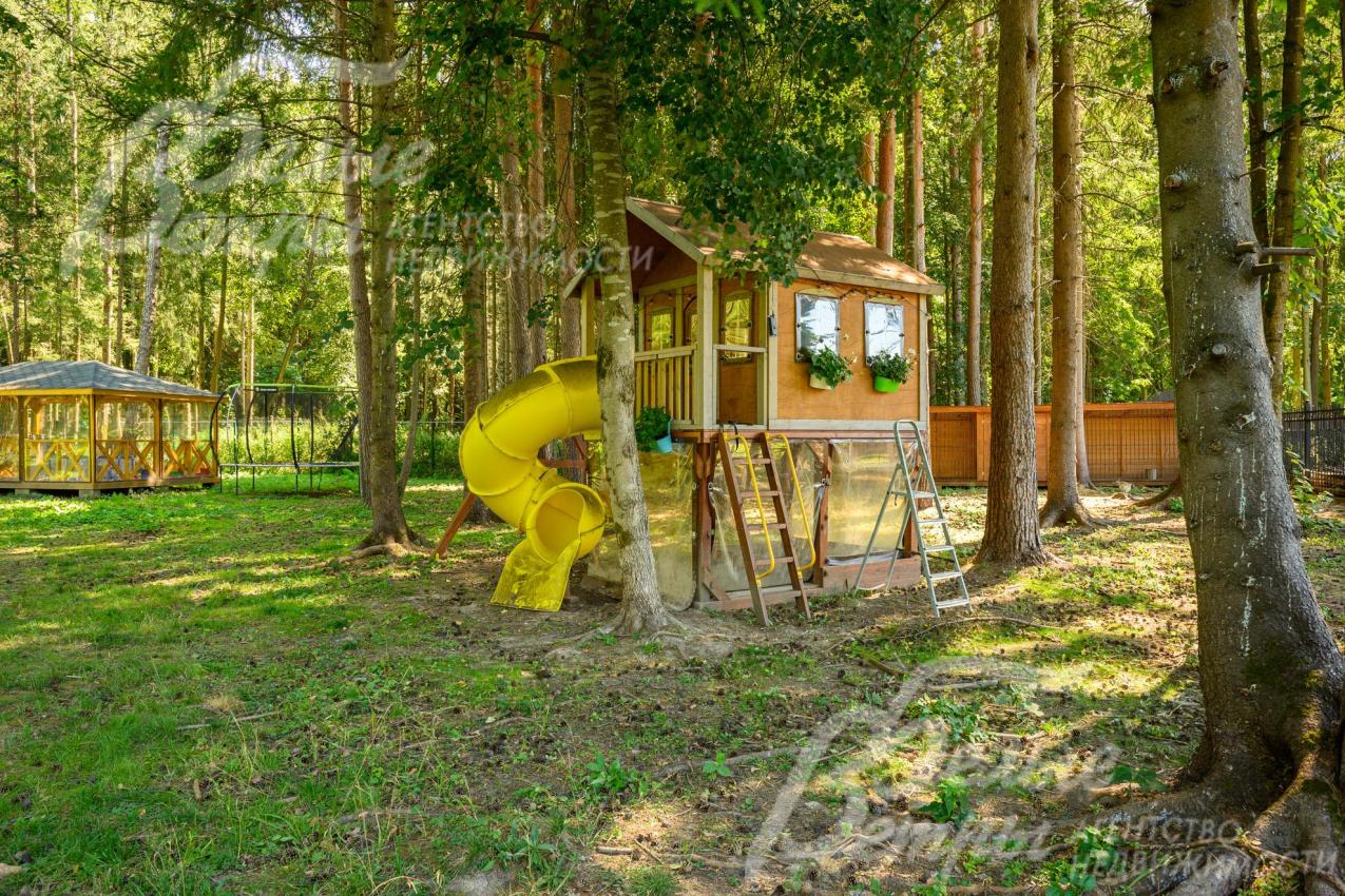 В лесной зоне построена летняя деревянная беседка, а также деревянный детский домик с горкой