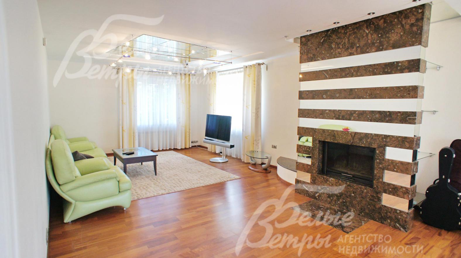 Гостиная с оригинальным камином