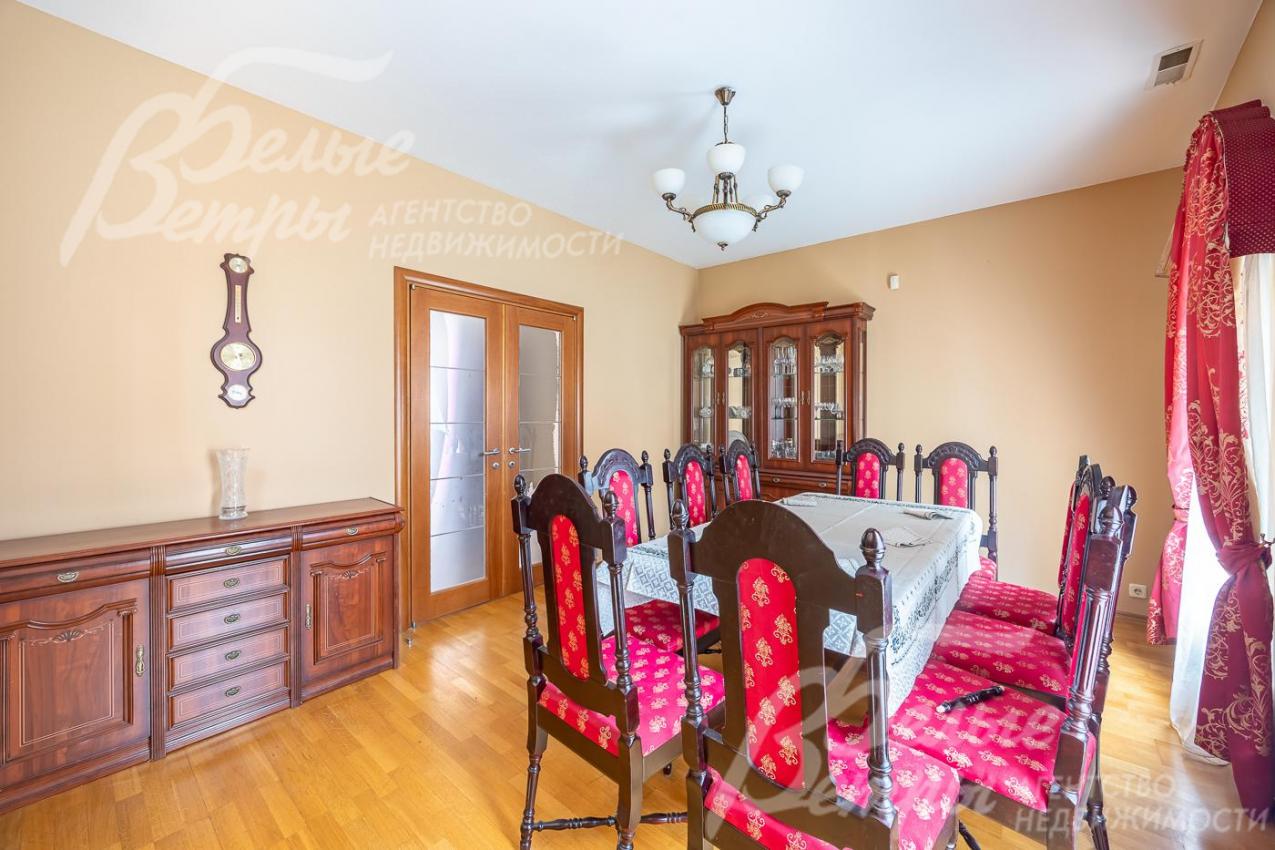 Столовая с обеденным гарнитуром на 8-10 персон.