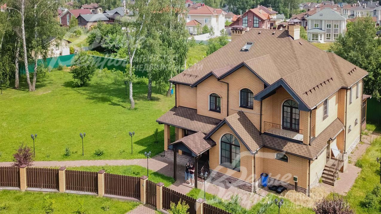 Дом на земельном участке с деревьями и ландшафтом