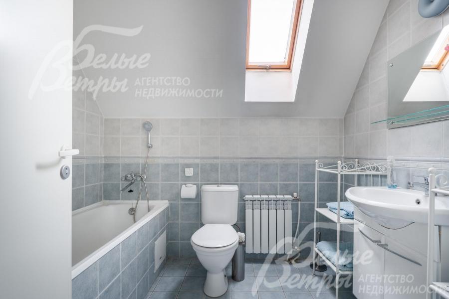 Санузел на втором этаже в светло-серых тонах с ванной