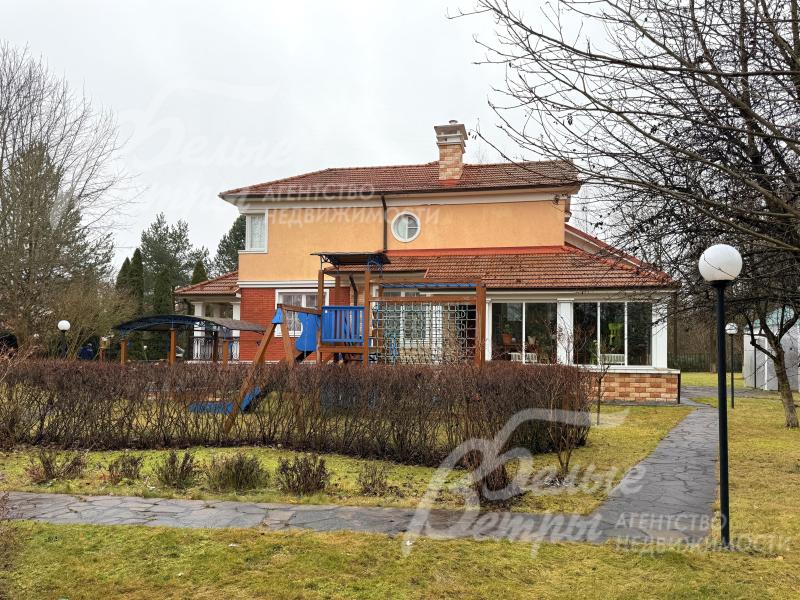 Участок находится в центре коттеджного посёлка, рядом со спортивным комплексом, водным каналом и прогулочным парком