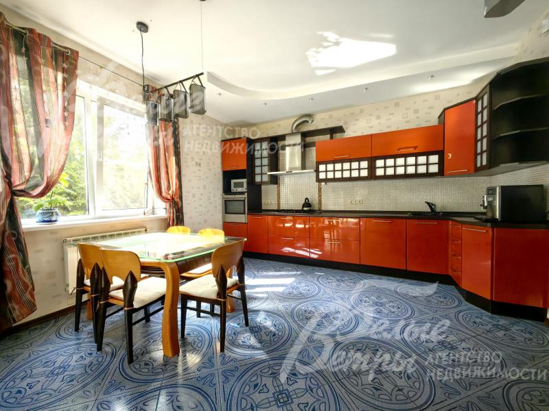 Кухня-столовая, укомплектованная всей необходимой техникой. 