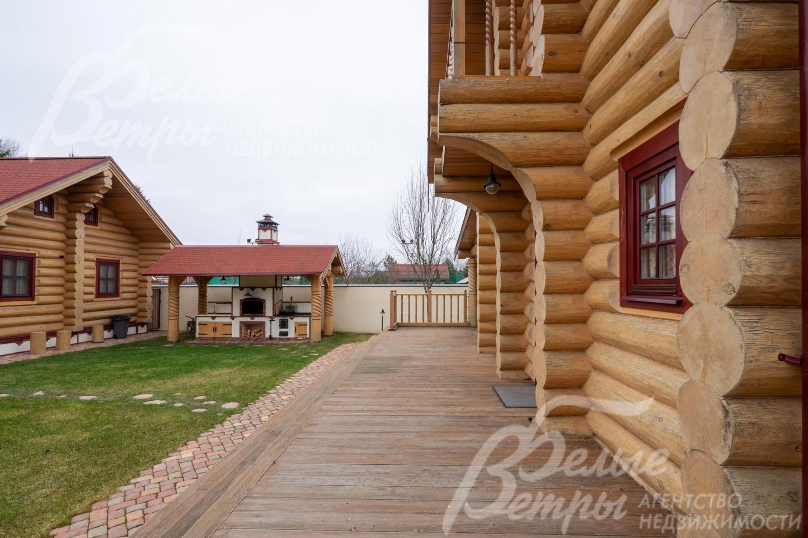 У основного дома - двухзонная терраса с крытой и открытой частью