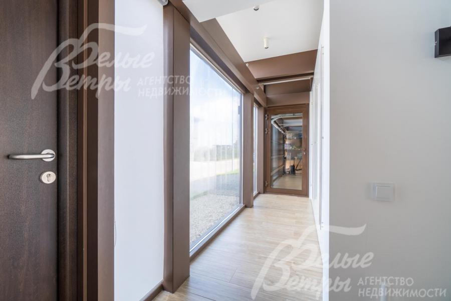 В доме выполнена стильная современная отделка под ключ