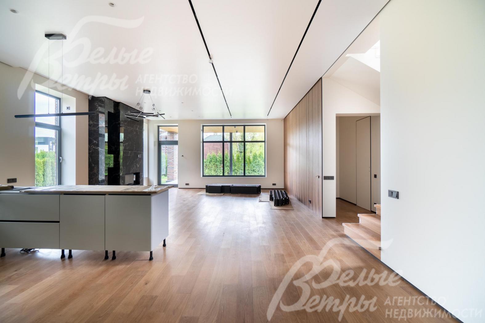 Объединенное пространство кухни, столовой и гостиной создает функциональную зону для комфортного отдыха