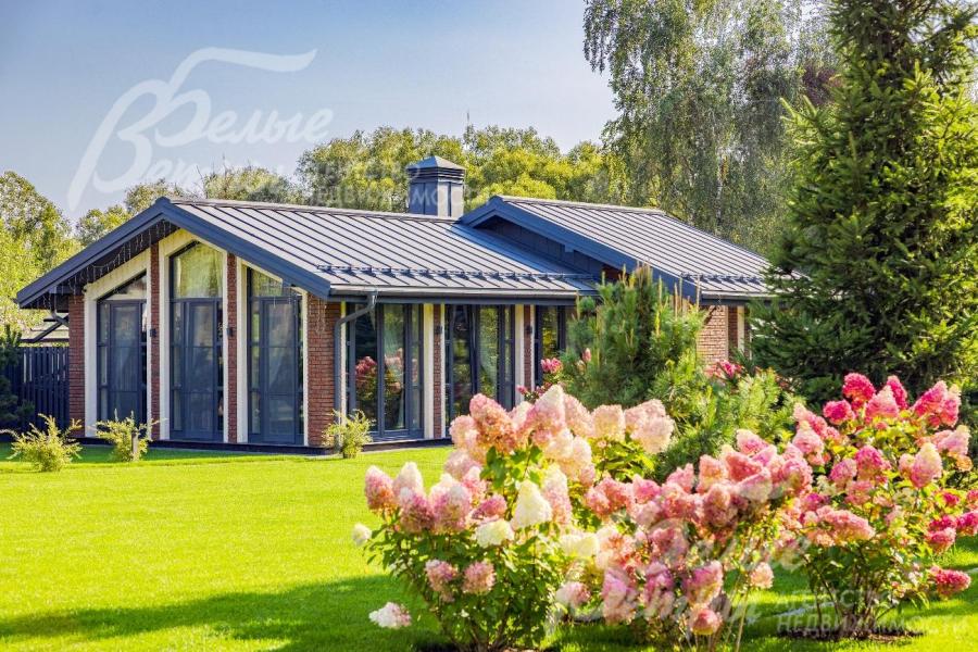 Теплый дом барбекю с гостиной, санузлом и открытой террасой